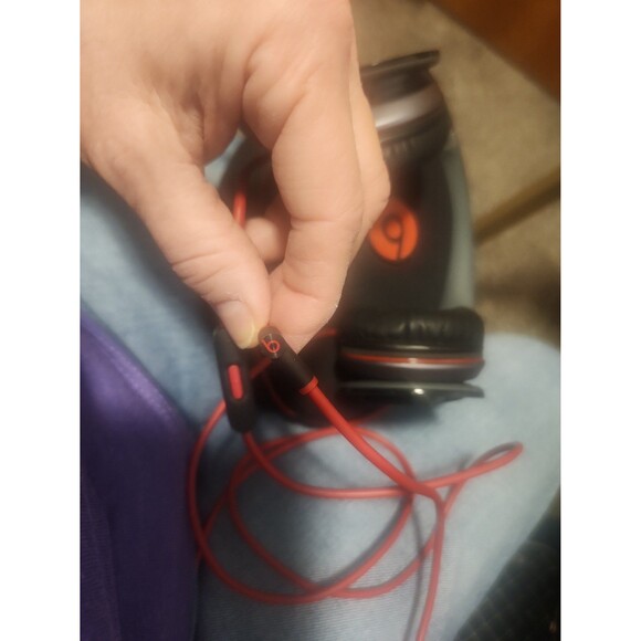 Beats Solo HD on-ear headphones with cable & case, black with red - Picture 7 of 9